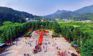 毛泽东广场-始建于1993年，是纪念毛泽东百周年诞辰重点献礼工程，2008年改扩建后广场总面积达10.28万平方米。主席铜像高6米，基座高4.1米，通高10.1米，象征着“10.1”国庆，更象征着毛泽东是新中国的缔造者。铜像由著名雕塑大师刘开渠设计雕塑，成功再现了领袖出席开国大典时的风采。