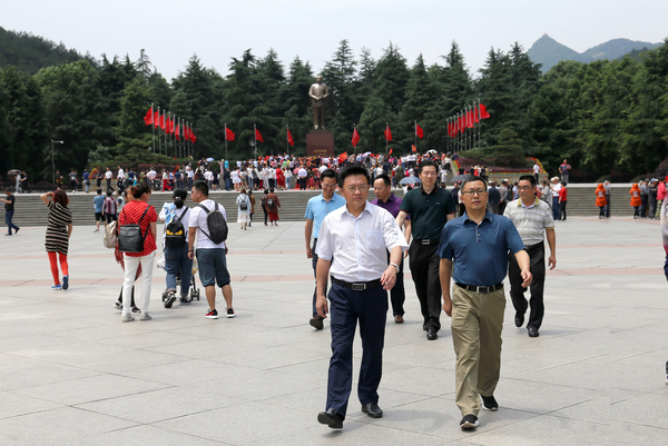 遵义干部学院常务副院长韦圣福等一行五人到我院进行考察交流