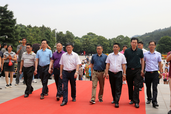 遵义干部学院常务副院长韦圣福等一行五人到我院进行考察交流