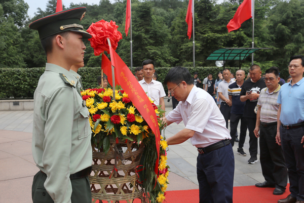 遵义干部学院常务副院长韦圣福等一行五人到我院进行考察交流